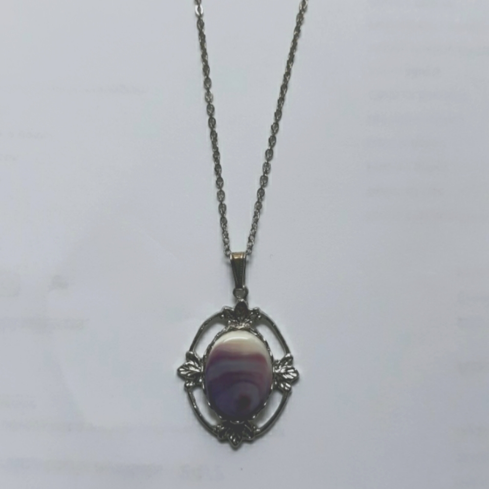 Quahog shell pendant necklace